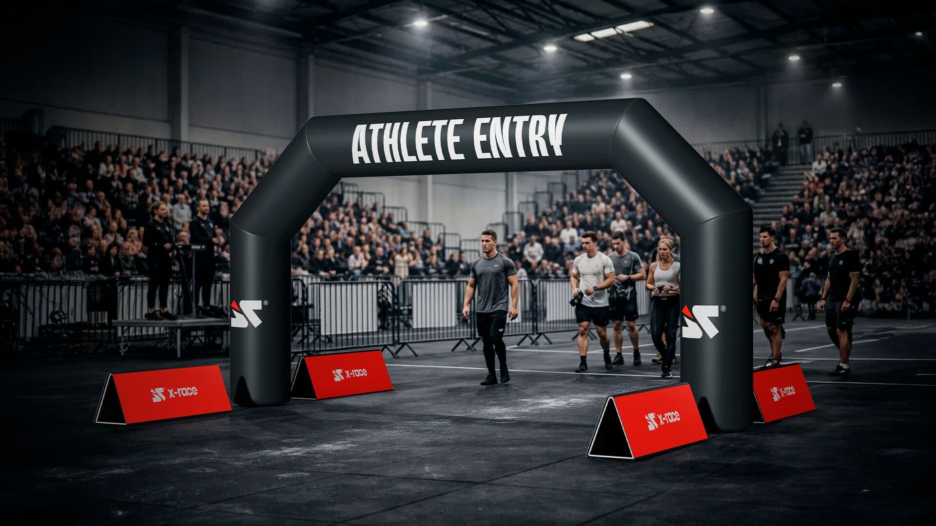 Arco inflable negro con la leyenda ATHLETE ENTRY y atletas entrando al pabellón