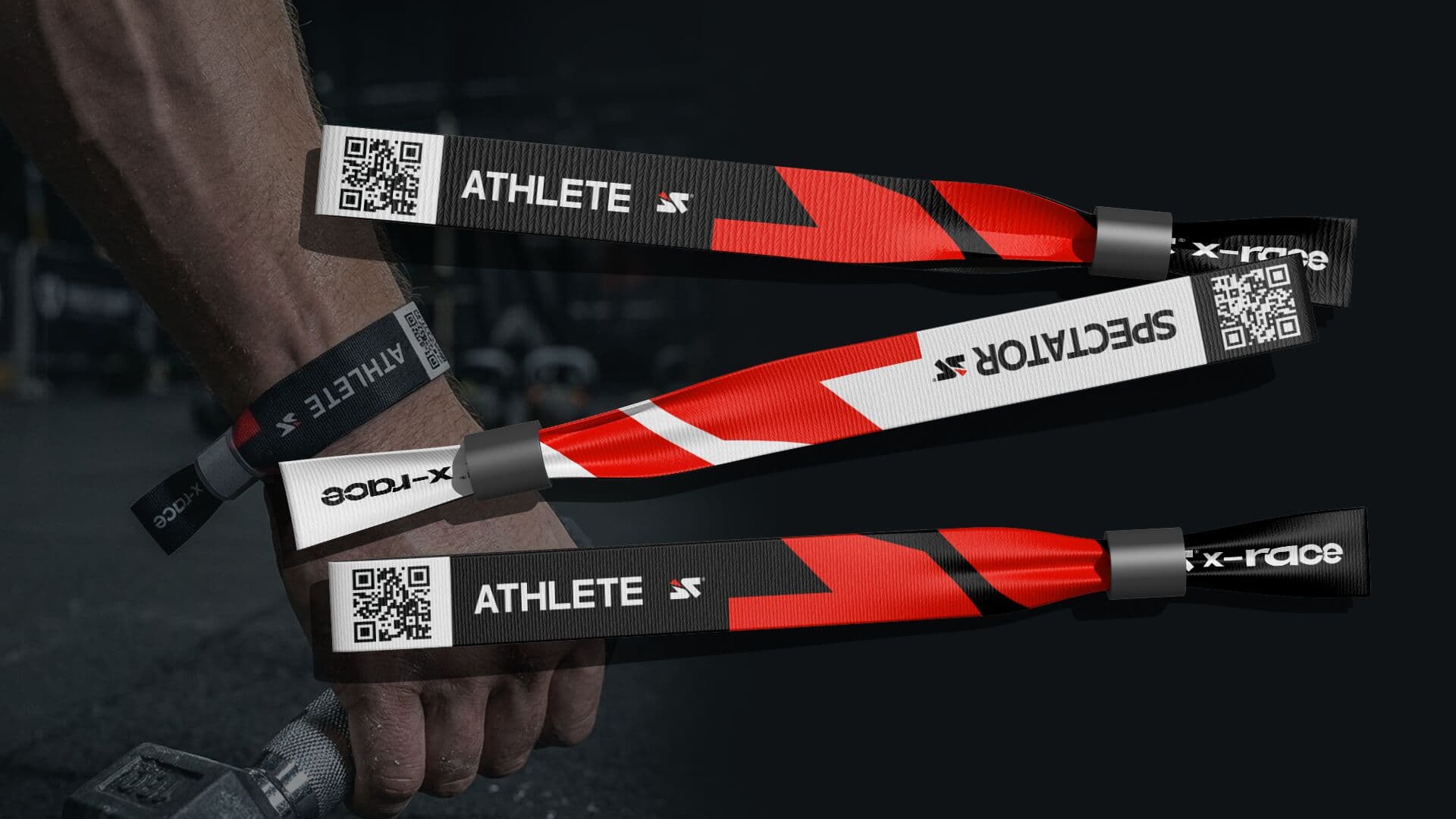 Pulseras de tela X-RACE ATHLETE y SPECTATOR con código QR sobre una muñeca